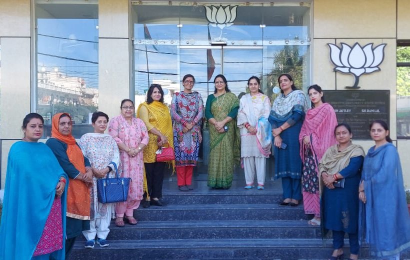 जम्मू कश्मीर महिला मोर्चा की ओर से कुछ नई बहनों को सोशल मीडिया का काम समझाते हुए!प्रदेश की ओर से सोशल मीडिया की नई टीम की बहनों के साथ! <a href="/narendramodi/">Narendra Modi</a> <a href="/blsanthosh/">B L Santhosh</a> <a href="/smritiirani/">Smriti Z Irani</a> <a href="/VanathiBJP/">Vanathi Srinivasan</a> <a href="/deeptirawatbjp/">Deepti Rawat Bhardwaj</a> <a href="/MrsGandhi/">Priti Gandhi</a> <a href="/InduGoswamiBJP/">Indu Goswami</a> <a href="/SujataPadhyBJP/">Sujata Sabat Padhy</a> <a href="/ImRupeshkmr/">Rupesh Kumar</a>