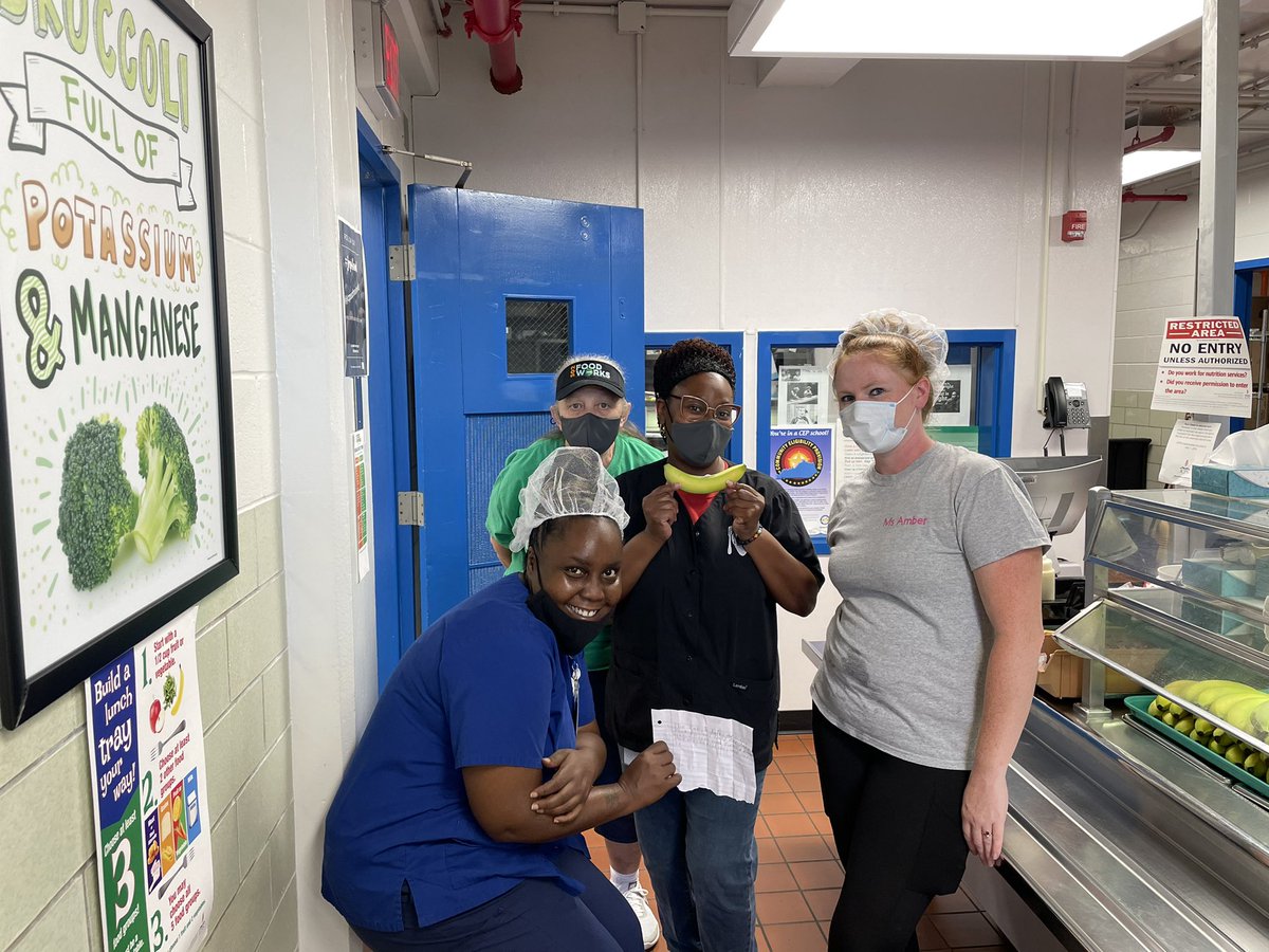 CrumsCounselor's tweet photo. Our cafeteria staff is the best!! Just ask our students,they’ll tell you. @JCPSSuper @JCPSAsstSuptES @JCPSKY @CrumsLaneCougar @JCPShealth https://t.co/Jrs7yI1kLD