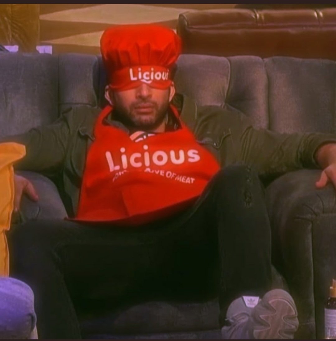 Fakira_Kajal's tweet photo. I guess this was the day Licious has decided that they will do partnership with @kkundrra
Seeing this cutie patootie who made Licious food ๐ and in no mood to remove that cap , apron๐
Christmas party memories rewind
M I right #MadeWithLicious ?
#KaranKundrra #KKundrraSquad https://t.co/5Fx72yoGDF