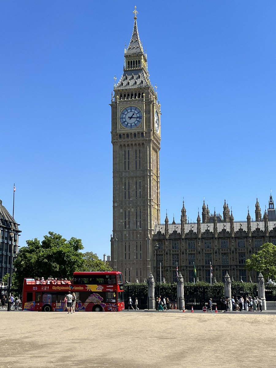 A parched Parliament Square and Big Ben of course #heatwaveuk #drought