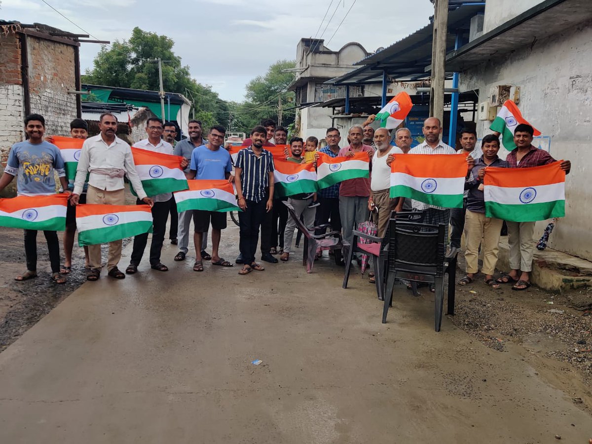 Guj_Gramsevak's tweet photo. હર ઘર તિરંગા કાર્યક્રમ અંતર્ગત ખેતીવાડી વિભાગના ગ્રામસેવકો દ્વારા રાષ્ટ્ર ધ્વજનું સમગ્ર રાજ્યના ગામડાઓમાં વિતરણ કરેલ અને તિરંગાની શાન જળવાય તે મુજબ લહેરાવવા અંગે સમજ આપેલ..@PMOIndia @CMOGuj @Bhupendrapbjp @brijeshmeja1 @RaghavjiPatel @sanghaviharsh https://t.co/RTvm2Vu8C3