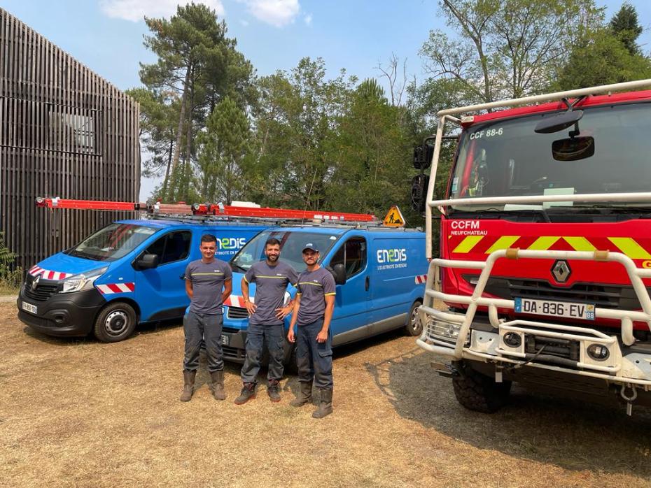 Tout mon soutien aux pompiers mobilisés face aux incendies inédits qui frappent actuellement notre pays. Enedis a fait le choix de libérer ses salariés pompiers volontaires de leurs fonctions pour leur prêter main-forte. Une dizaine d'entre eux sont déjà à leurs côtés en #Gironde