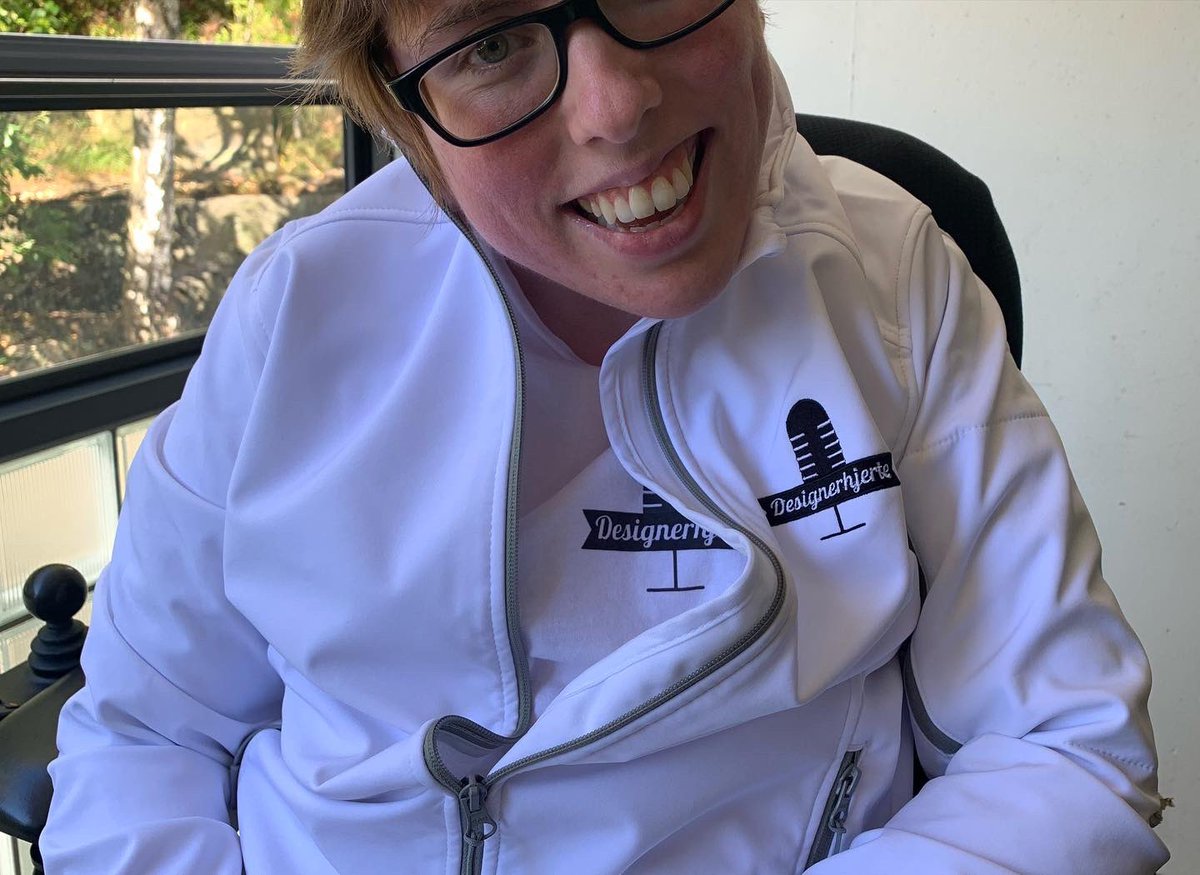 designitj's tweet photo. Jakken kom i dag, med fantastisk vær ☺️🎙☀️Klærne er produsert av: https://t.co/VOeiCesNdZ. Begge produktene kom før tiden, med topp kvalitet og jeg er strålende fornøyd. ☺️ https://t.co/WbnEggLc2H