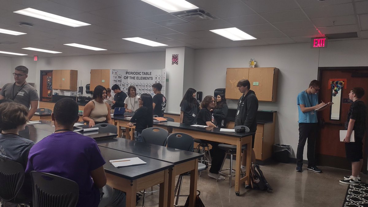 mrsthomaspaul's tweet photo. Stand up!Hand up! Pair up! ✋🏼✋✋🏿✋🏾What a great way to get students engaged! #kagancooperativelearning #Allenscience https://t.co/pIzt19E1lM