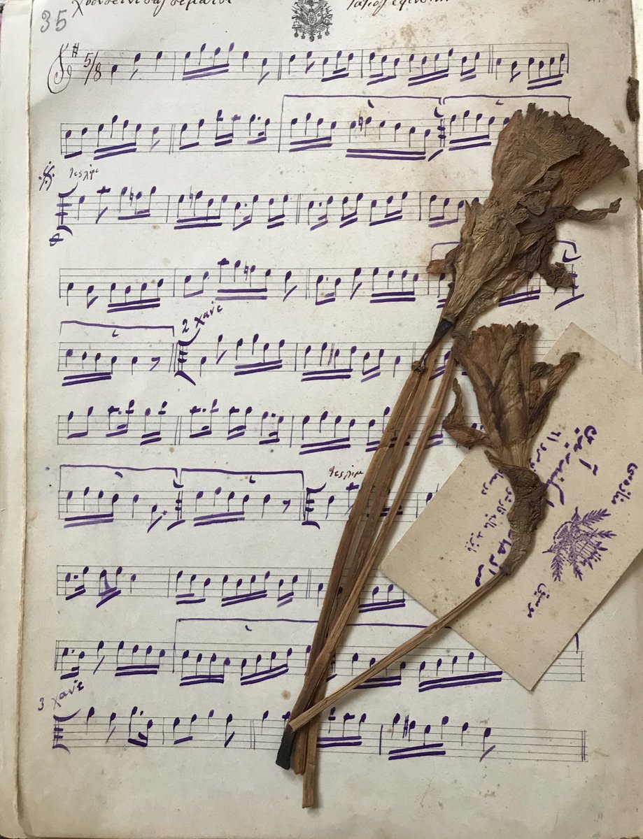 Arşive yeni dahil olan Karamanlıca (Yunan harfli Türkçe) nota defterleri. Bu defterlerin arasında da çiçek kurutmayı ihmal etmemişler.