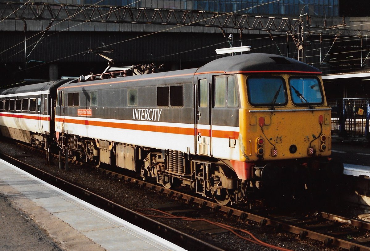 London Euston station 16th June 1992
British Rail Class 87 electric loco 87014 'Knight of the Thistle' awaits the next trip back north
InterCity colours with some front corner damage
Now earns its keep in Bulgaria!
#BritishRail #Bulgaria #London #Euston #Class87 #trainspotting 🤓