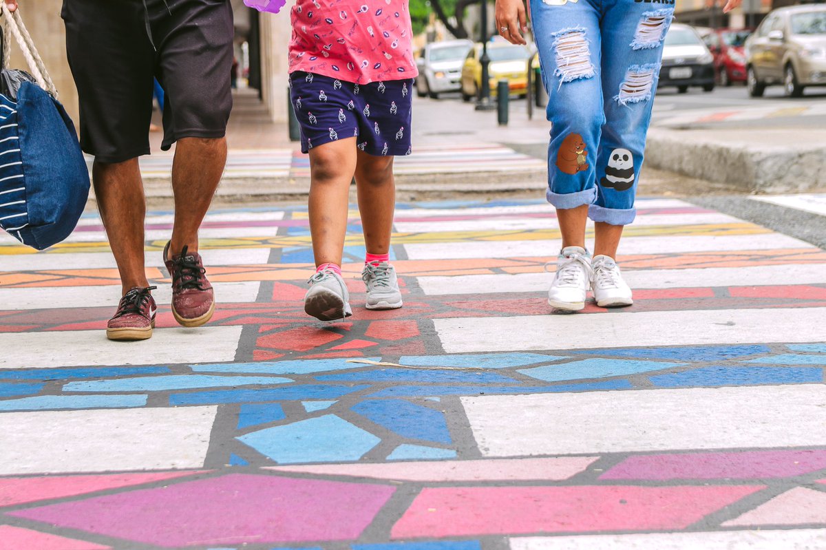 Utiliza siempre los pasos cebra, estos indican el camino seguro que debe cruzar el peatón. Si no existen cruces señalizados, cruza siempre por las esquinas, jamás a mitad de la calle.