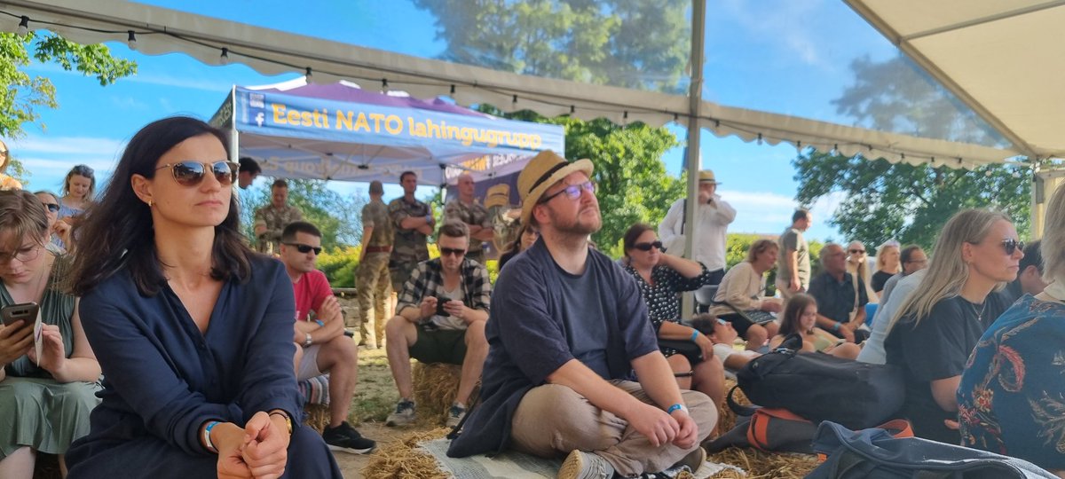 FrForcesEstonia's tweet photo. Conferences &amp; exchanges on #securiry #defense in the #baltics are still going on at @Arvamusfestival in Paide, #Estonia 🇪🇪.
🇬🇧 🇩🇰 🇨🇵 soldiers ready to show allies solidarity regarding deterrence &amp; defensive posture of @NATO on the eastern flank of #Europe.
#StrongerTogether https://t.co/KrZsEG1dKk