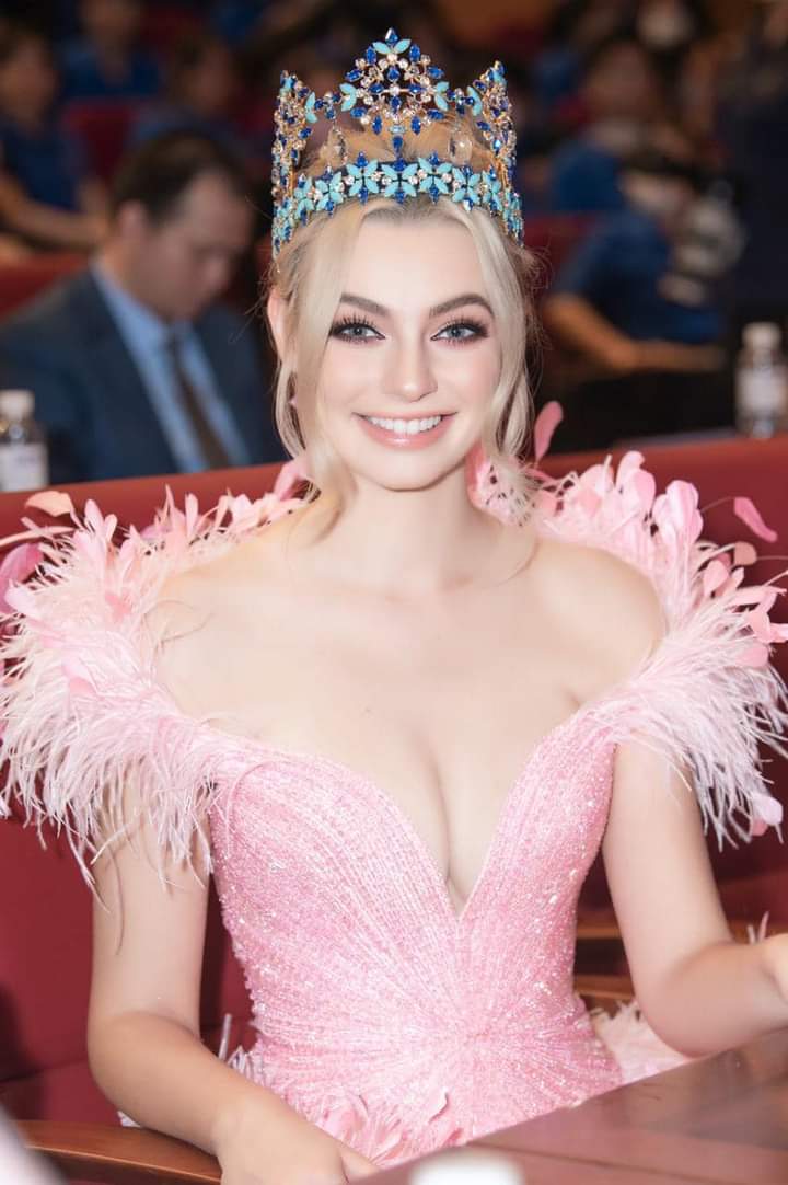clustereum's tweet photo. Beautiful queen
Miss World 2022 Karolina Bielawska of Poland in Vietnam. She attended the activities in the ongoing Miss World Vietnam 2022.
Photos: Miss World
#missworld #poland #vietnam #missworldvietnam #pink #makeupstyle #supermodels https://t.co/qAPRLxCwow
