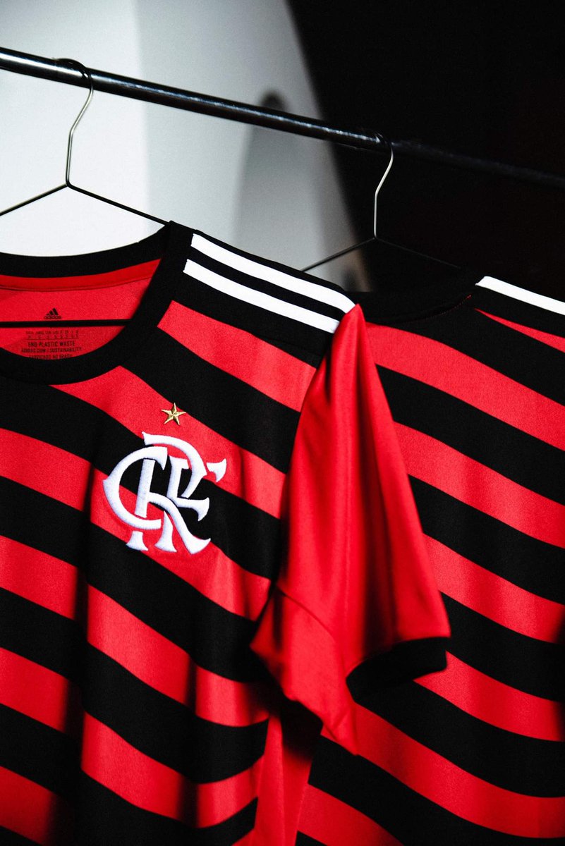 Flamengo yeni iç saha formasını tanıttı. Yatay çubuklu klasik formaya yeni bir yorum getirilmiş. @Flamengo | @adidasfootball