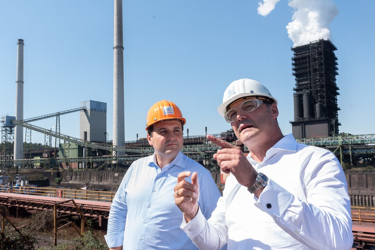Innovation made in #NRW: Mit dem Projekt #tkH2Steel von <a href="/thyssenkrupp/">thyssenkrupp</a> wird die klimaneutrale Stahlerzeugung in #NRW aufgebaut. Durch den Einsatz von #Wasserstoff wird die klimafreundliche Stahlherstellung der Zukunft am größten Stahlstandort in der EU Schritt für Schritt Realität
