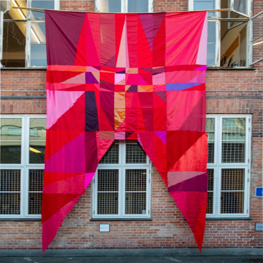 lebicoloredk's tweet photo. Et si on mettait 1 peu de #couleurs dans nos vies..
On continue avec l' #exposition #FLAGSOFFREEDOM
"Mon langage est 1 forme de militantisme visuel." #MetteWinckelmann 
L'artiste vous en dit + 👉 https://t.co/sCLcn0KjWu 

Très bon #weekend !
#Art #Flags of #Freedom #podcast https://t.co/MTpzPTEkXT