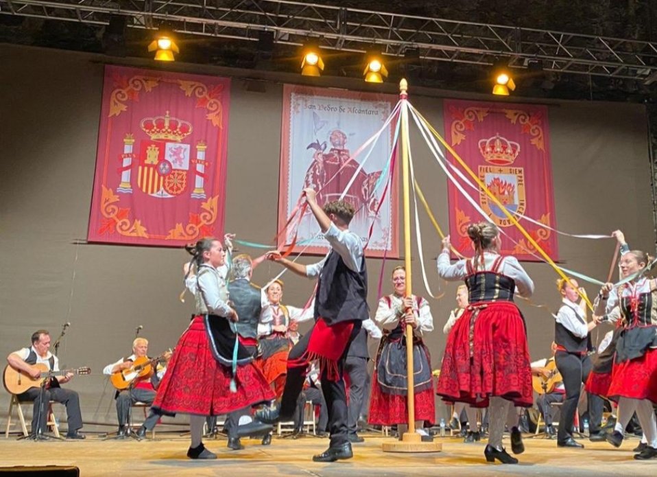 Talavera la Nueva folkloreando por Arenas de San Pedro