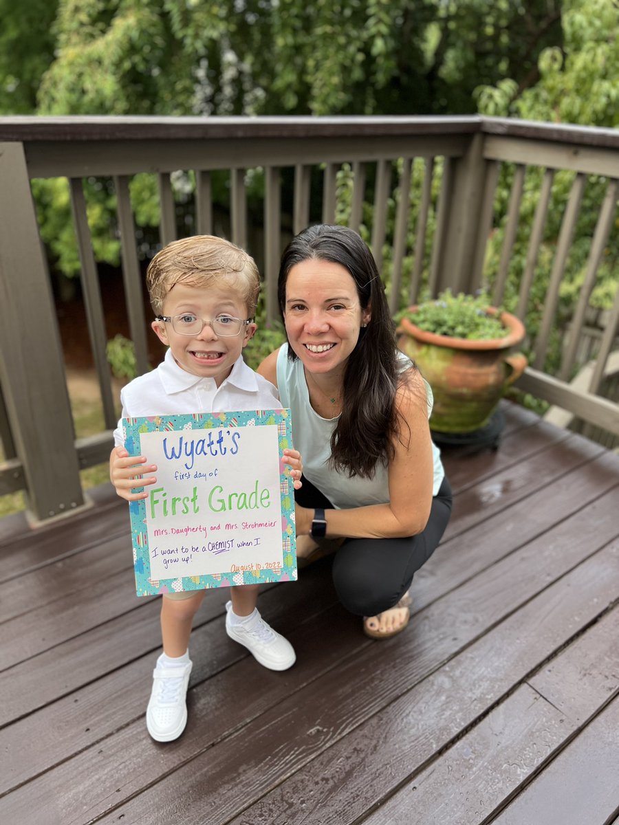 Roy_Keeton's tweet photo. Hitting the books hard this year @Wesleyan_School 🤓I’m hearing more STEM 🤖 Chapel ⛪️ and Academics 📚 in 1st grade! Man Alive! I’m so proud to be a @WesleyanWolves Mom my hair is fine 😂😫#DwarfismAwarness 💚💚#1stDayofSchool https://t.co/kbR0u6k2xb