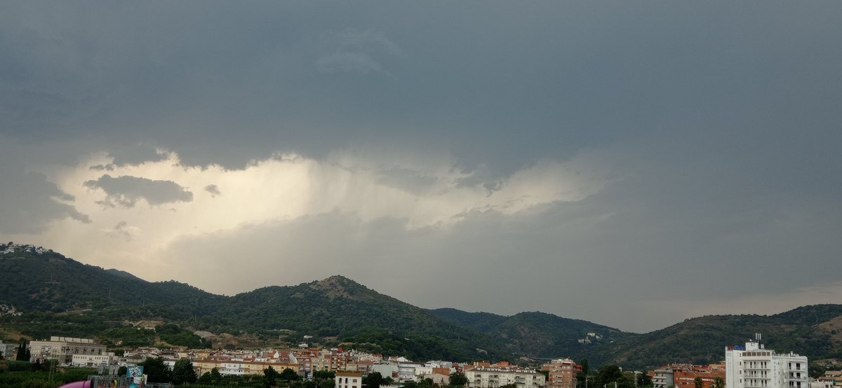 nlopo84's tweet photo. Llamps, trons i cortines de pluja ara mateix a Pineda de Mar @meteocat https://t.co/f7pH48HU0a