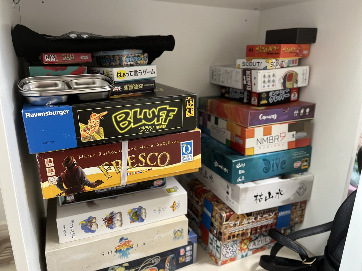 chanhorotrpg's tweet photo. 200以上のボードゲームの中から初心者のために20個厳選して準備してくれた!
13時から23時までぶっ通し、、、脳みそ限界〜〜!!楽しかった〜〜!
#ギズモ #canvas #ごきぶりポーカー #NMBR9 #AZUL #ソレニア #スペースベース https://t.co/jyldNpvn7m