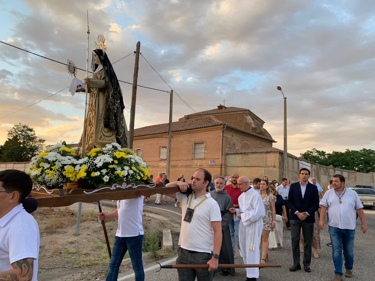 GuzmanGomezMdC's tweet photo. Qué Santa Clara y nos ilumine y cuide en nuestro camino al progreso. Tres años después, retomamos la misa con nuestras Hermanas Clarisas y la procesión en el barrio de las Claras en un bonito atardecer… #medinadelcampo #santaclara https://t.co/Yj6RwHBcxJ