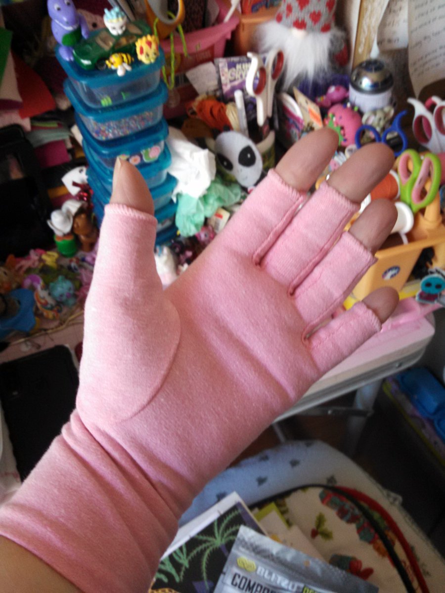 erincheshirecat's tweet photo. Getting ready for the busy season with some nice new pink compression/support gloves ๐
It's like a hug, but for my hands ๐๐
#sewinglife #blitzu https://t.co/mnCPjJQdVv
