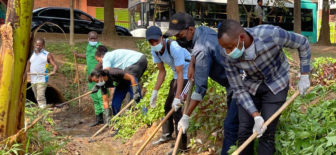MuhimaRyvcp's tweet photo. Kuwa 12/kanama 2022, mu rwego rwo kwizihiza umunsi Mpuzamahanga w’Urubyiruko, Urubyiruko rw’abakorerabushake  @MuhimaRyvcp  twakoze umuganda dufatanyije na DDEA w' Akarere ka Nyarugenge twibanze mu gukora isuku mu gishanga cya Nyabugogo hatoragurwa amashashi.@NyarugengeV https://t.co/BJFLiHOEik