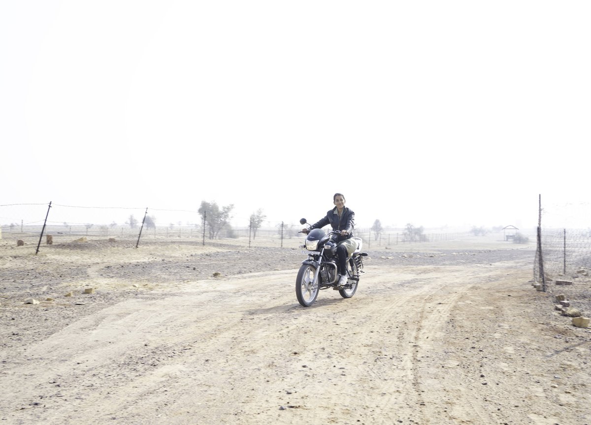 Pushpa Shekhawati’s husband died in a motorbike accident. Through her work, Shekhawati was not only finding a means to support herself and her son, but also a certain freedom that was rare for a widow in her milieu.

A photo essay by <a href="/deeptiasthana/">Deepti Asthana</a>: bit.ly/3OQbhzc