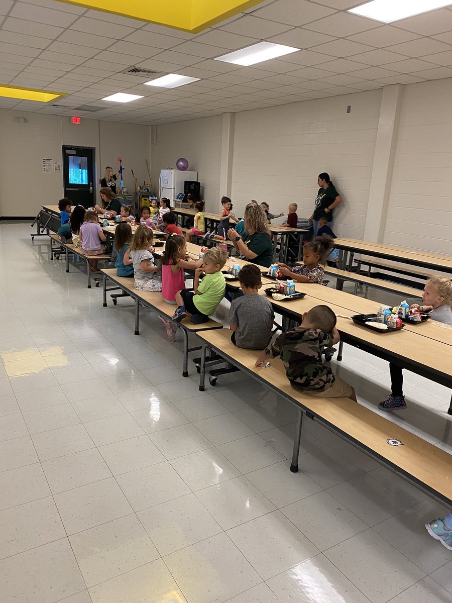 jillmariewil's tweet photo. Pre-K has done an amazing job at teaching our youngest learners the expectations of the cafeteria. The teachers and staff of Little Live Oak are patient, persistent and have high expectations for their students. #LiveOakLearningCenter #PreKRocks #MissionMovingForward #BeGolden https://t.co/1R4vFb6vcZ