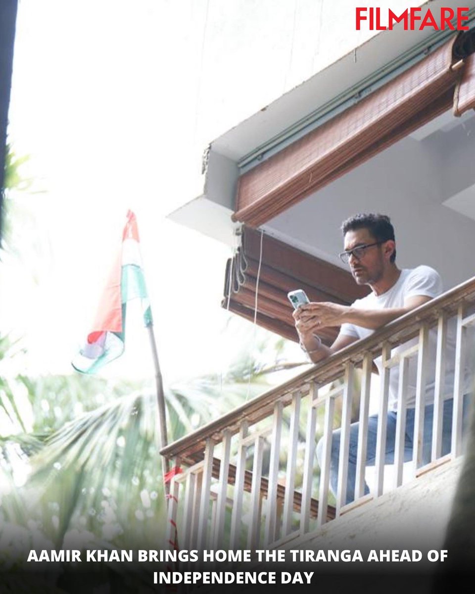 filmfare's tweet image. #AamirKhan hoists the Tiranga on his balcony ahead of Independence Day. 🇮🇳