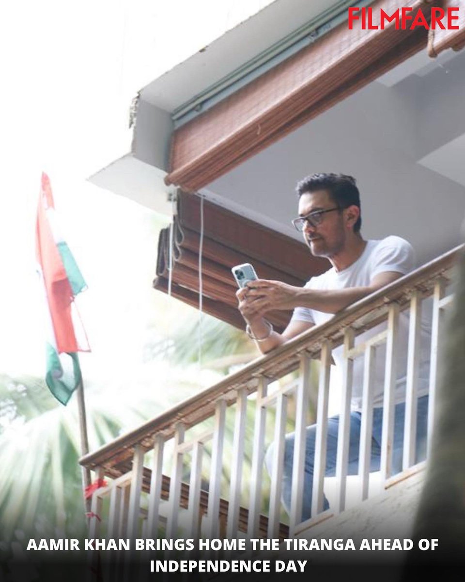 filmfare's tweet image. #AamirKhan hoists the Tiranga on his balcony ahead of Independence Day. 🇮🇳