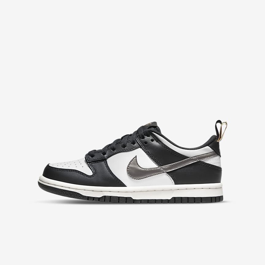 J23app's tweet photo. Grade School Nike Dunk Low SE "Off Noir/Summit White/Metallic Gold Star" on @nikestore

Link -> https://t.co/IPZc5nhUk2 https://t.co/zBkfZcIKf9