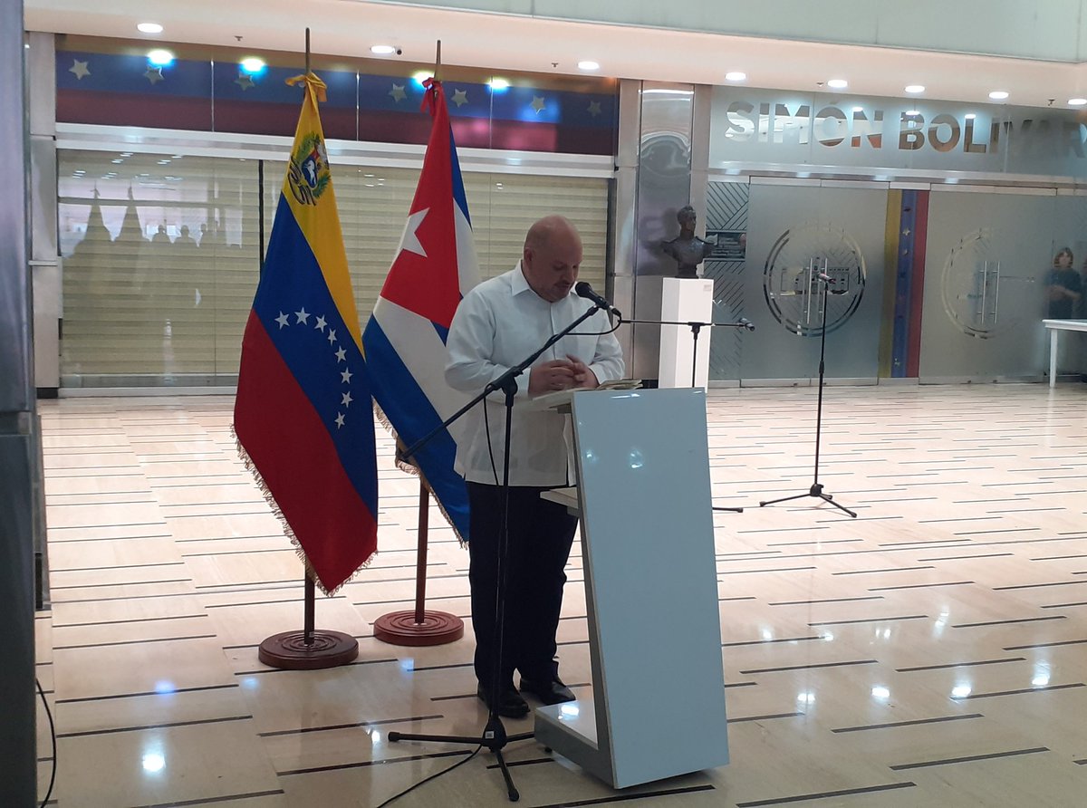 embacubaven's tweet photo. Inauguración de la exposición fotográfica 📸 en conmemoración del 96 aniversario del natalicio del Cmdte en Jefe Fidel Castro.

El acto estuvo presidido por Viceministro de @CancilleriaVE, Carlos Ron, y el Embajador cubano @Dagober76504073 

#FidelPorSiempre https://t.co/JlRfwCSECe
