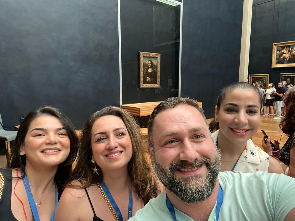 We saw Mona Lisa.