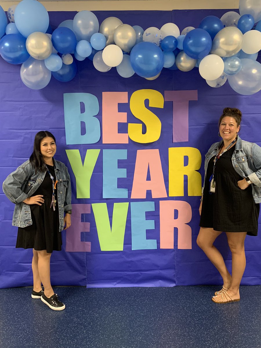 monicavazquezED's tweet image. When you match with your teacher bestie without planning it!! #MeetTheTeacher #school #teacher #education @RoyDeShane @CCSD93