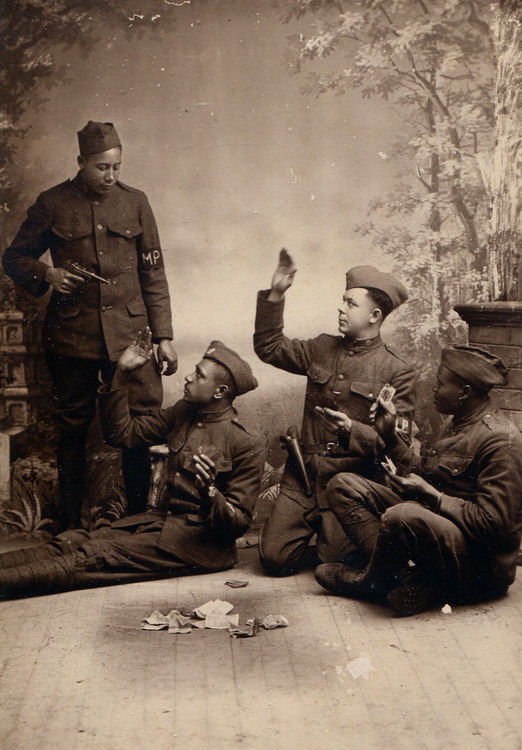 #Nantes, 1918, dans l'atelier de Victor Girard. Seynète pour l'objectif : Ces soldats américains jouent au poker, ce qui est interdit par le règlement, et sont arrêtés par un membre de la Police Militaire (MP sur le brassard).