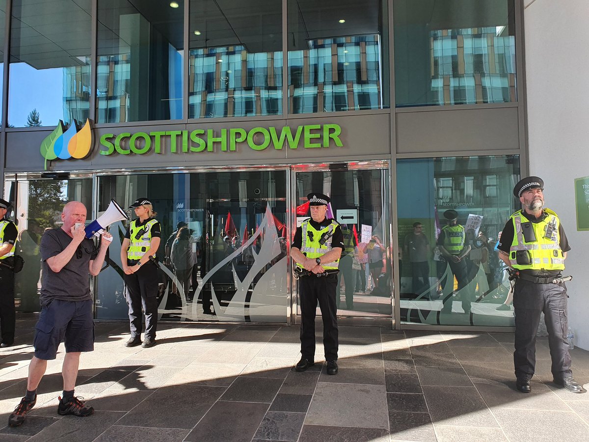 NotOneRogueCop's tweet photo. Police protecting energy companies' profits #NotOneRogueCop https://t.co/IEHfuBVlqn