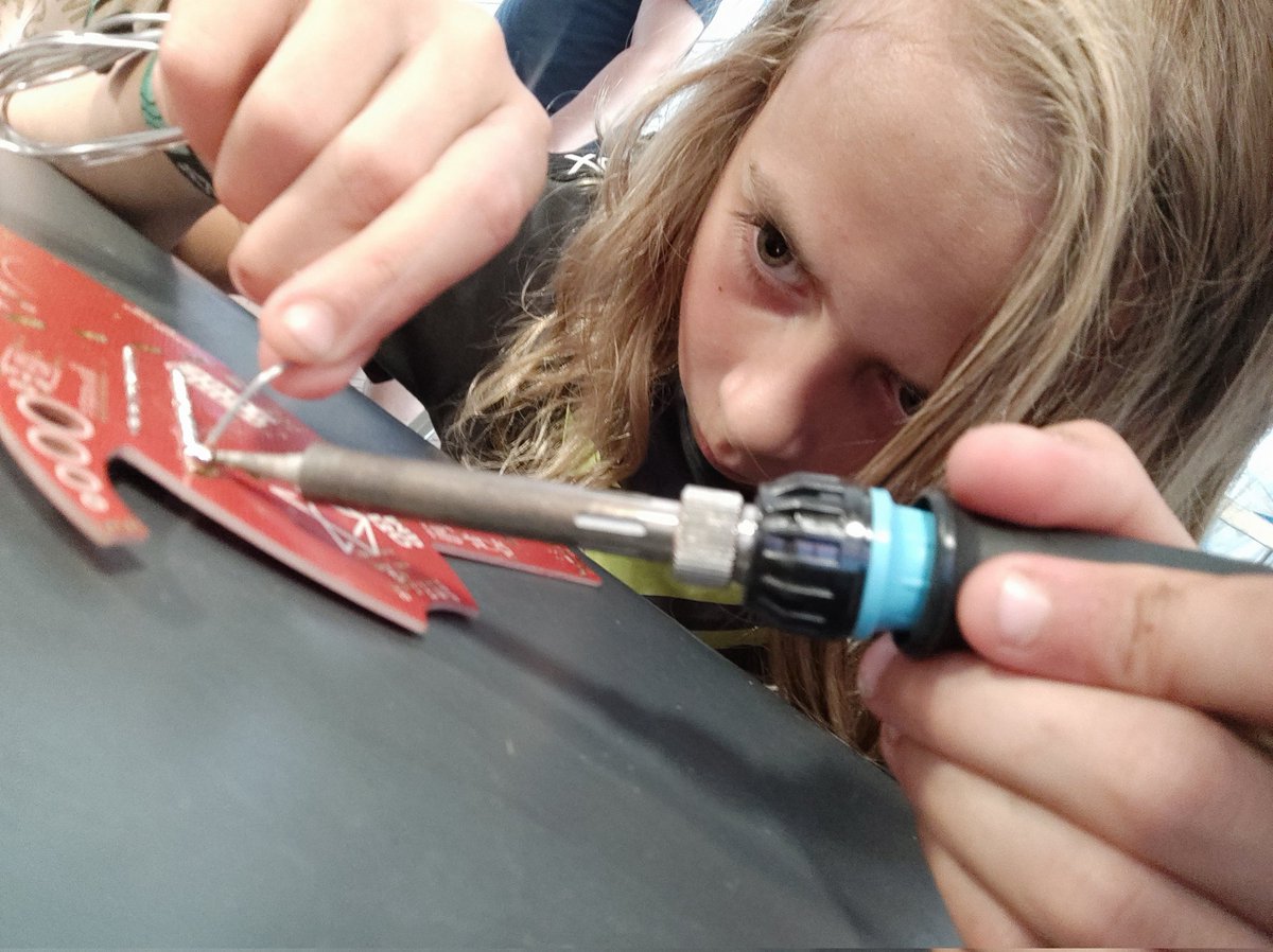 Solderen kan je leren, mijn 11-jarige zoon maakt zijn eigen Spaceblaster <a href="/Fri3dCamp/">Fri3d Camp</a> 👌👨‍🚀