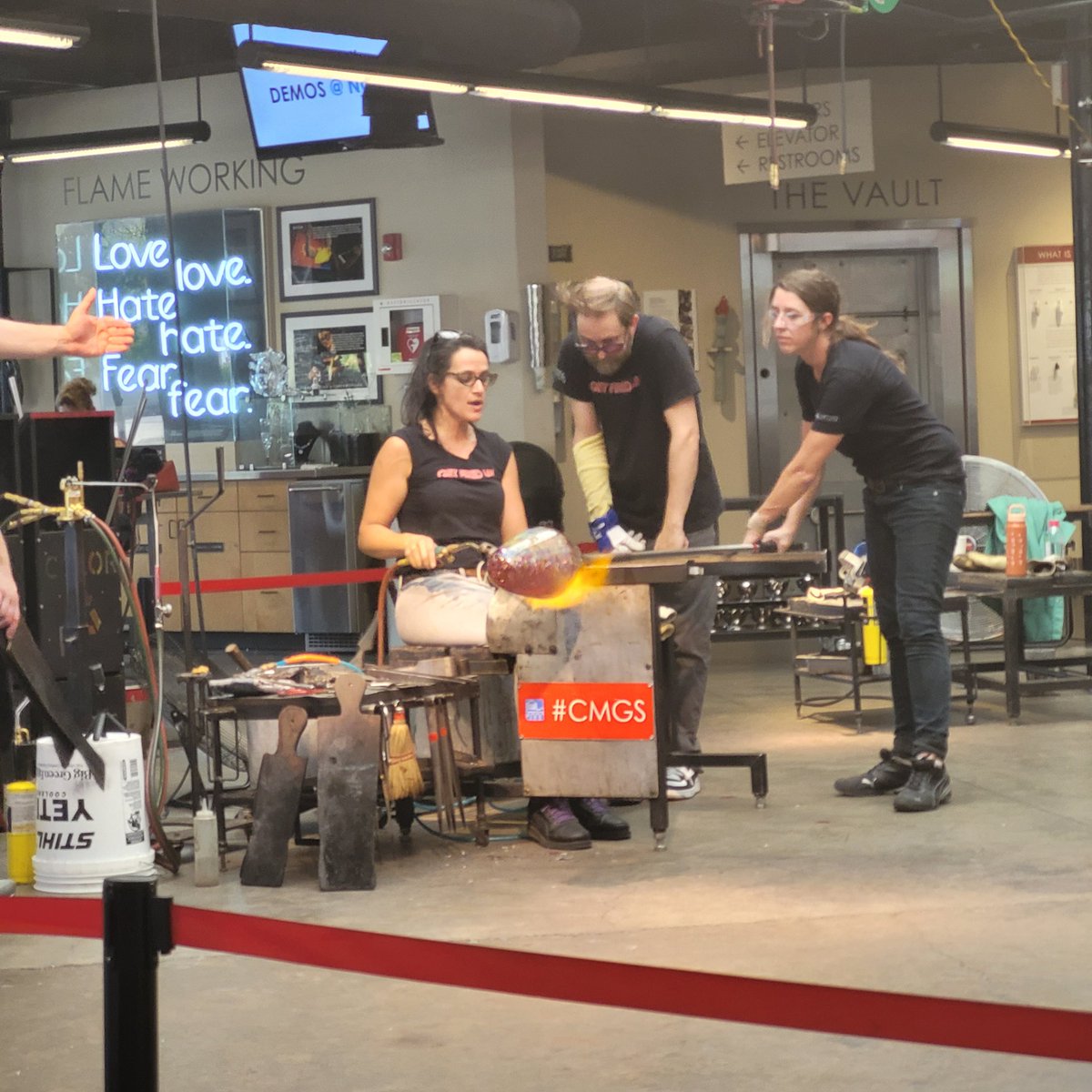 MrsT23809691's tweet image. Just finished #blownaway and was totally fangirling when I saw two of the guest judges go from my TV to right in front of me!You should check out the glass studio at the @ChryslerMuseum,I was in complete awe watching these masters at work! 
#cmgs #vbhasjoy #vbsummerbingo
@PBIS4VB