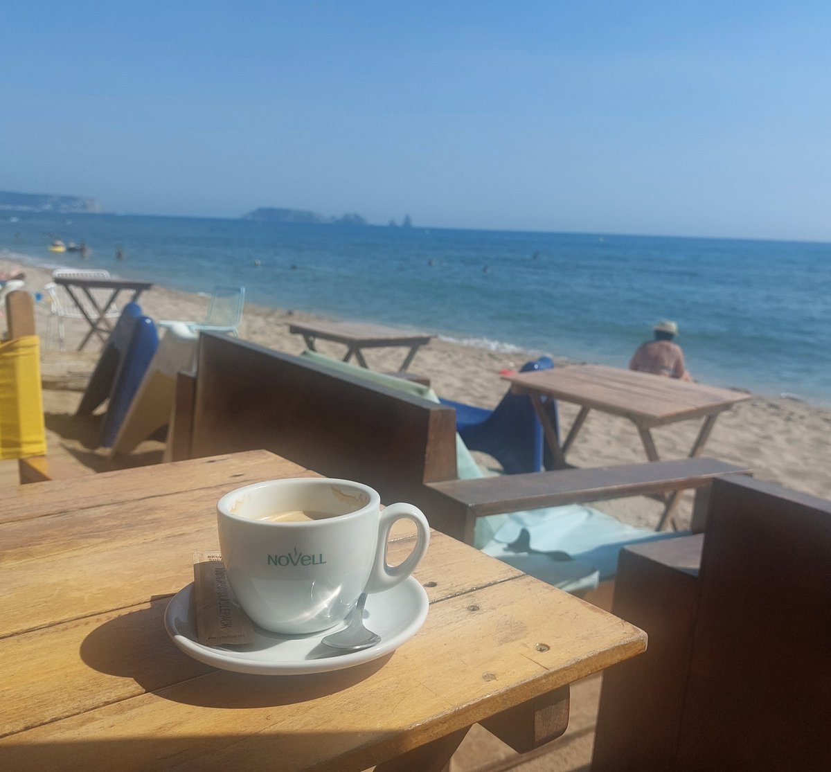 ernest_sant's tweet photo. Vull compartir amb vosaltres perquè és per mi tant especial aquest cafè amb llet...és el primer des de fa 16 dies, un llunyà 28 de juliol...M'aixecava de fer una cerveseta al bar de la Plaça de Ribes al migdia i noto que de cop no estic gaire fi... https://t.co/jhKIKS1JGE