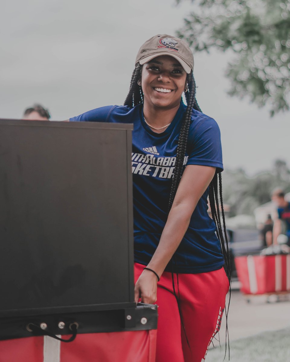 SouthAlabama's tweet photo. Happy Move-In Weekend, Jags‼️📦

Our Student-Athletes and staff members are out helping everyone move in to their dorms throughout the weekend! #OurCity https://t.co/bgzyepvwAZ
