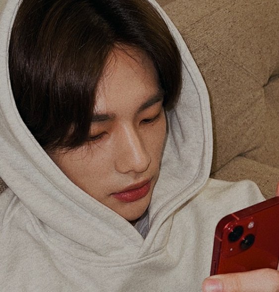 thestorykids's tweet photo. habis dengerin ice cream bener² ngerasa hyunjin tuh a man that lives in fictional character bgt ga sih? kesehariannya ngelukis, suka beli bunga, playlist rnb, gentleman, and soft. HE IS REAL BUT ALSO FEELS LIKE NOT REAL😭 -tsk @Stray_Kids https://t.co/SYQDZ3DDXm