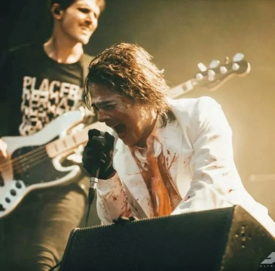 gwayeveryhour's tweet photo. // fake blood https://t.co/hhwM9J1bM0