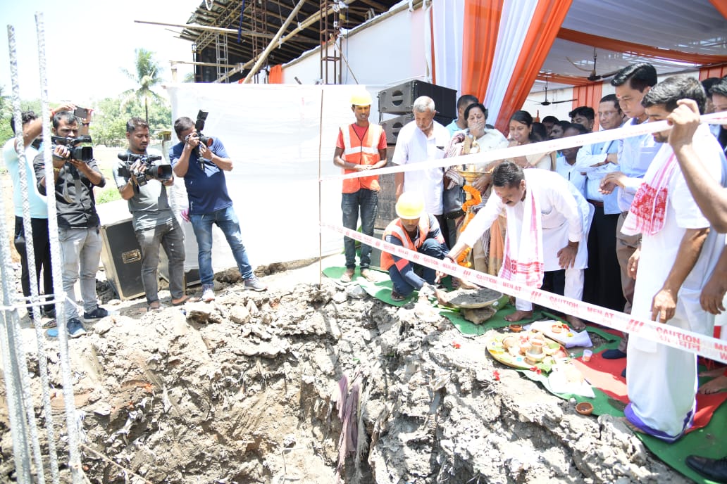 GhtcIndia's tweet photo. Recently, foundation stone of #DemonstrationHousingProject under #PMAYUrban in Guwahati, Assam, was laid by Shri Ashok Singhal, Hon’ble Minister, Department of Housing & Urban Affairs.
#HousingForAll #DHPs #TransformingUrbanLandscape #AffordableHousing https://t.co/EaC9YnIezj