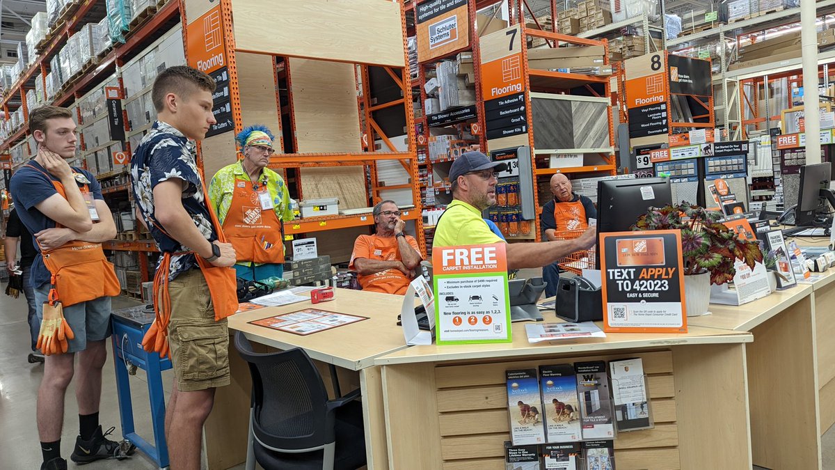 Jason showing our associates, in the morning meeting, how to look at a Pro's spend and how they get Perks! Great job!! #peertraining #proxtra @RRadakovitz @BrandonReinoehl @HDmorrissey @alyssa_bok @scrcoachdm @mischelle_prill