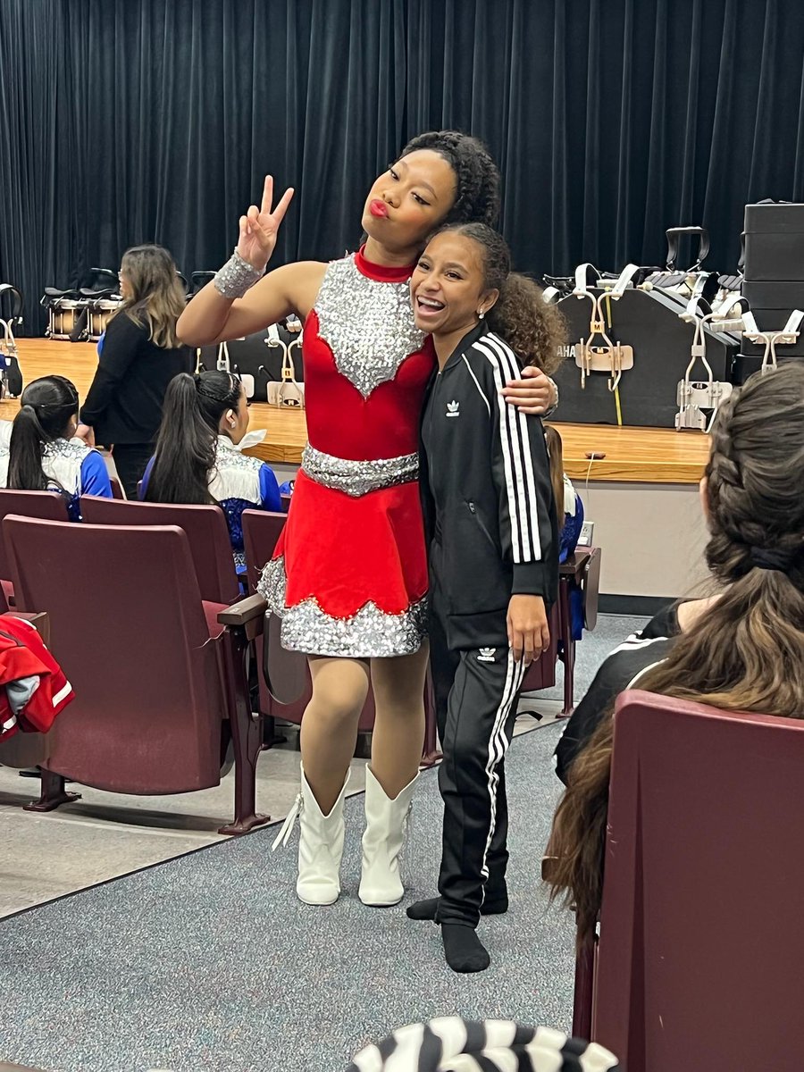 mdeleon1823's tweet photo. Family is everything. First time these two #aldineisd performer sisters got to perform for the same event!!
#AISDConvocation2022 
#aldineconnected
@DrZelayaSpeaks https://t.co/yW1ULnECxi