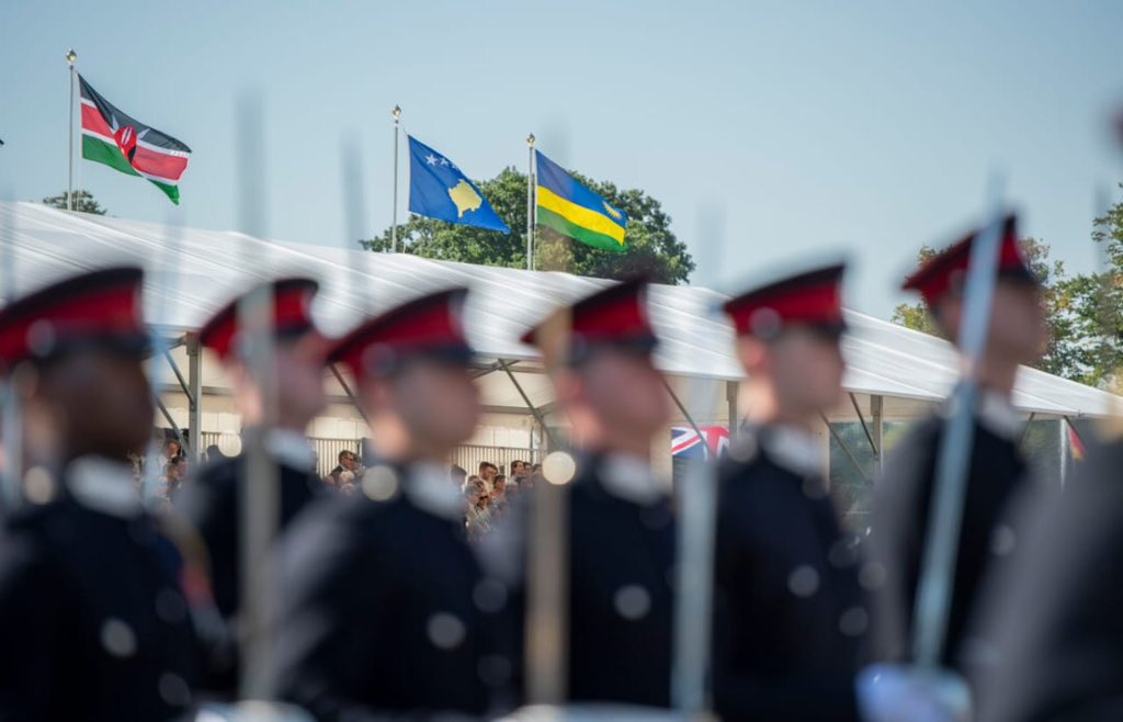 IGIHE's tweet photo. 🚨AMAKURU MASHYA🚨

Umuhungu wa Perezida Kagame, Ian Kagame, ari mu banyarwanda barangije amasomo mu Ishuri rya Gisirikare ry’Ubwami bw’u Bwongereza, Royal Military Academy. Yahawe ipeti rya Sous Lieutenenant. https://t.co/dby5oopnhU