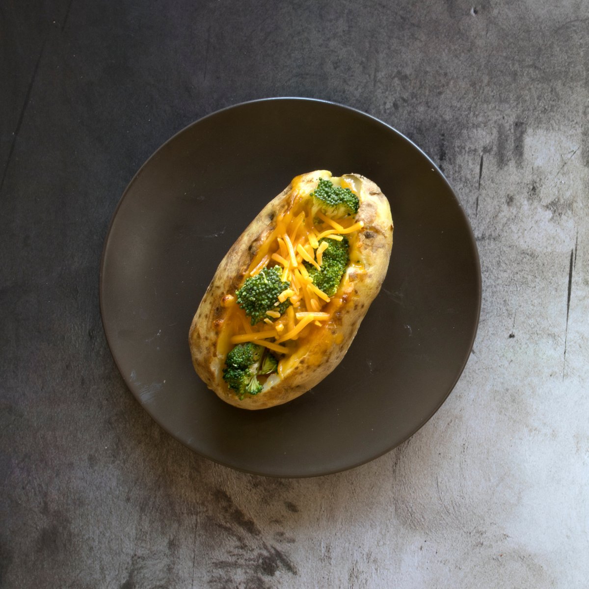 Raise your hand if you're a fan of the air fryer! ✋ We've got a delicious recipe just for you - air-fryer broccoli &amp; cheese baked potatoes. YUM! bit.ly/3b3gghN