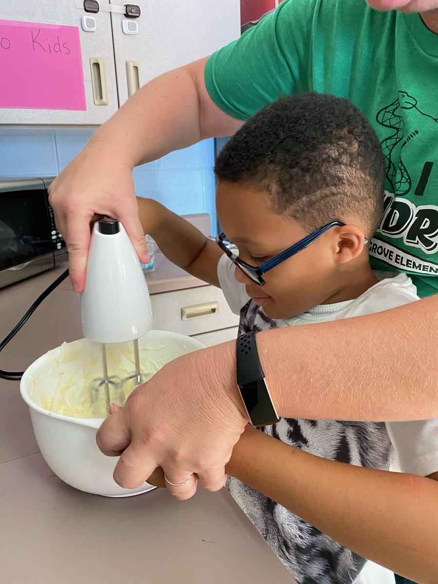 yesmyrealnamei2's tweet photo. #finemotorFriday hated to miss out on fruit pizzas but I know the kiddos enjoyed it! #yummy #CDC #CGERocks @CGETwolves https://t.co/7bA1FujwAU