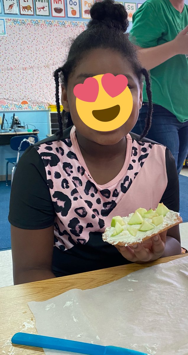 yesmyrealnamei2's tweet photo. #finemotorFriday hated to miss out on fruit pizzas but I know the kiddos enjoyed it! #yummy #CDC #CGERocks @CGETwolves https://t.co/7bA1FujwAU