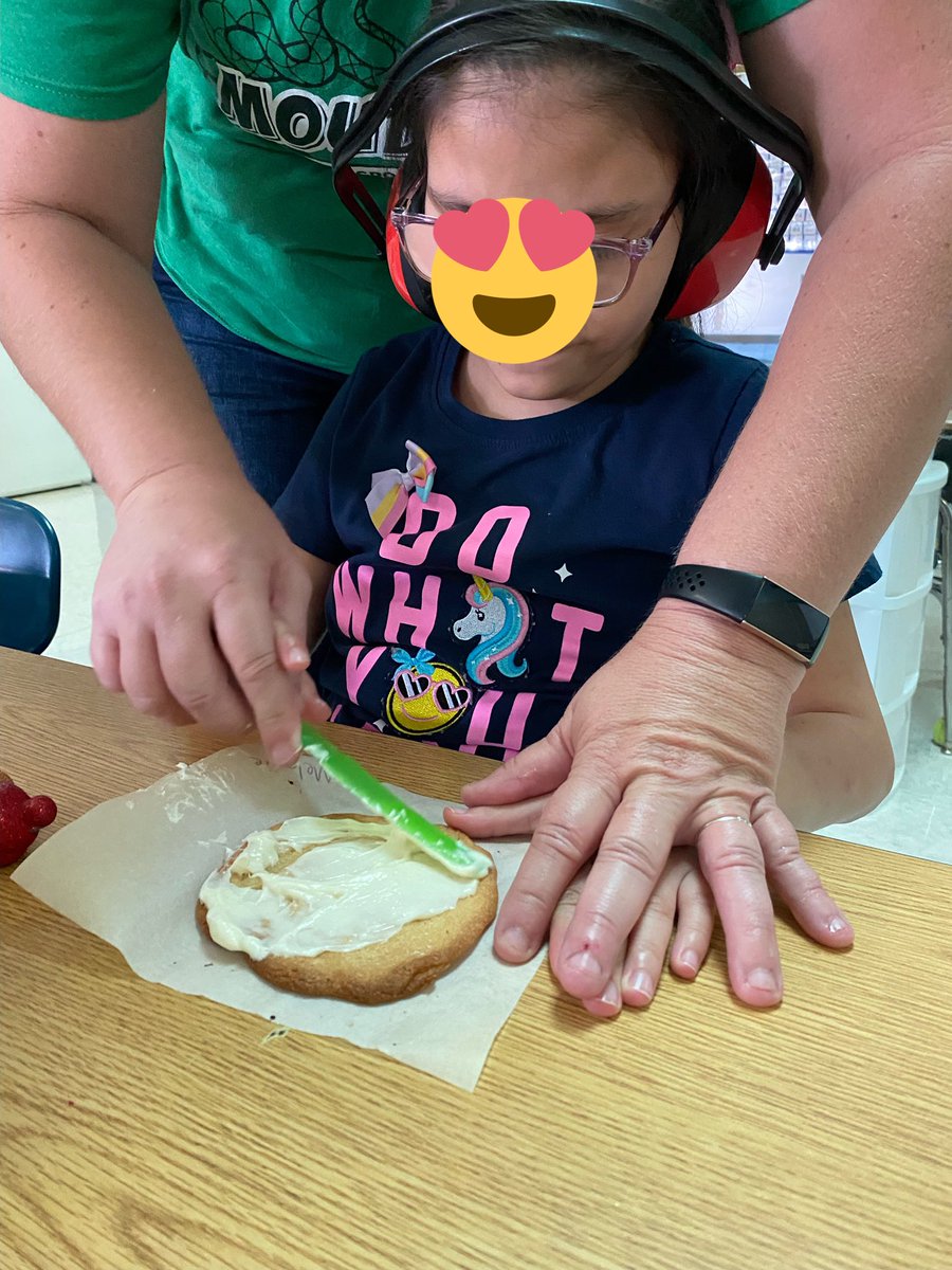 yesmyrealnamei2's tweet photo. #finemotorFriday hated to miss out on fruit pizzas but I know the kiddos enjoyed it! #yummy #CDC #CGERocks @CGETwolves https://t.co/7bA1FujwAU