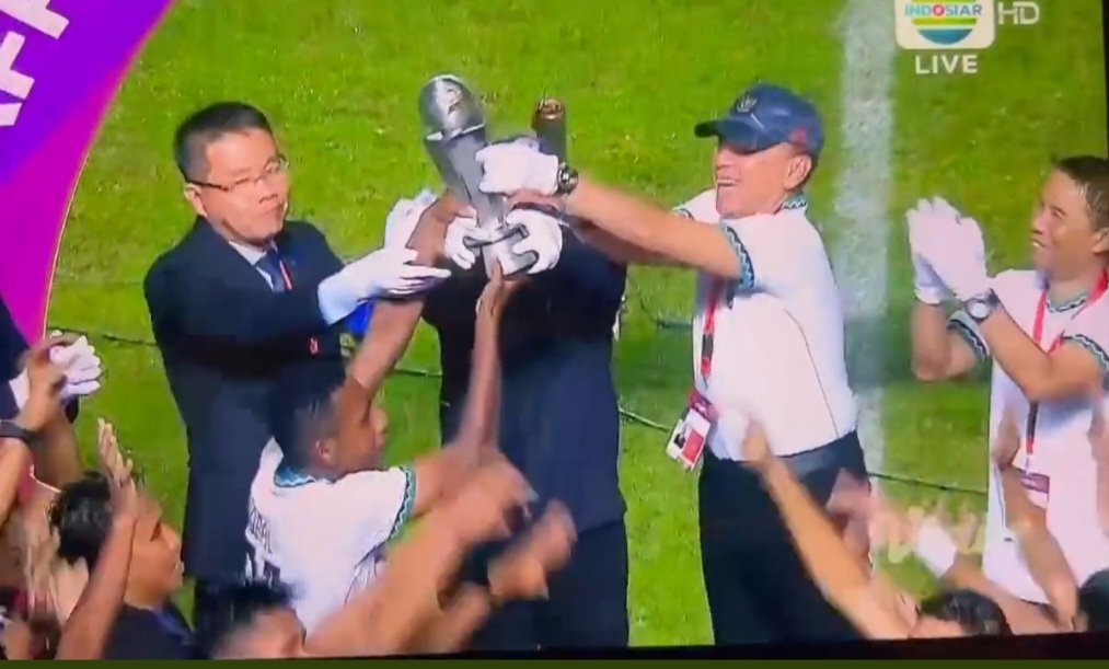 Lazimnya...piala itu diangkat oleh KAPTEN TIM

Bukan Ketua PSSI, bukan Kemenpora dan bukan Pejabat lain

Kalian MEMALUKAN sumpah 😒