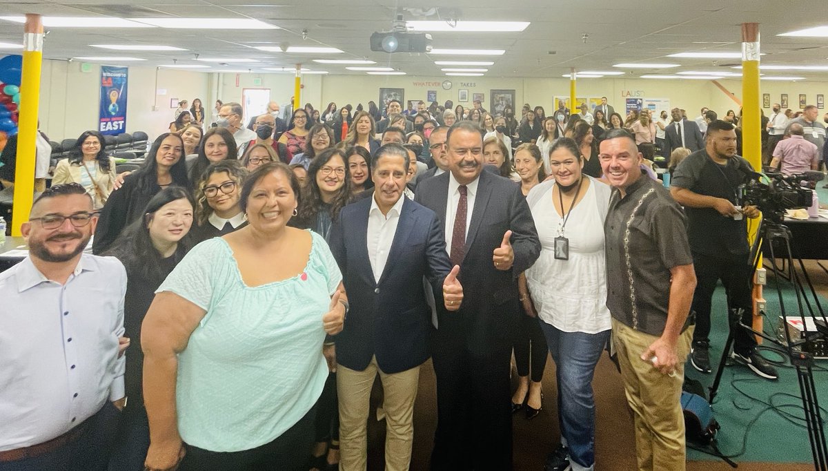 LAUSDSup's tweet photo. We’re ready to bring our lost children back home to ⁦@LASchools⁩. Today we are knocking on doors of thousands of chronically absent students from across the District to offer them a connection to school teams &amp; access to resources to help them overcome challenges. #iAttend https://t.co/BdbChySuNx
