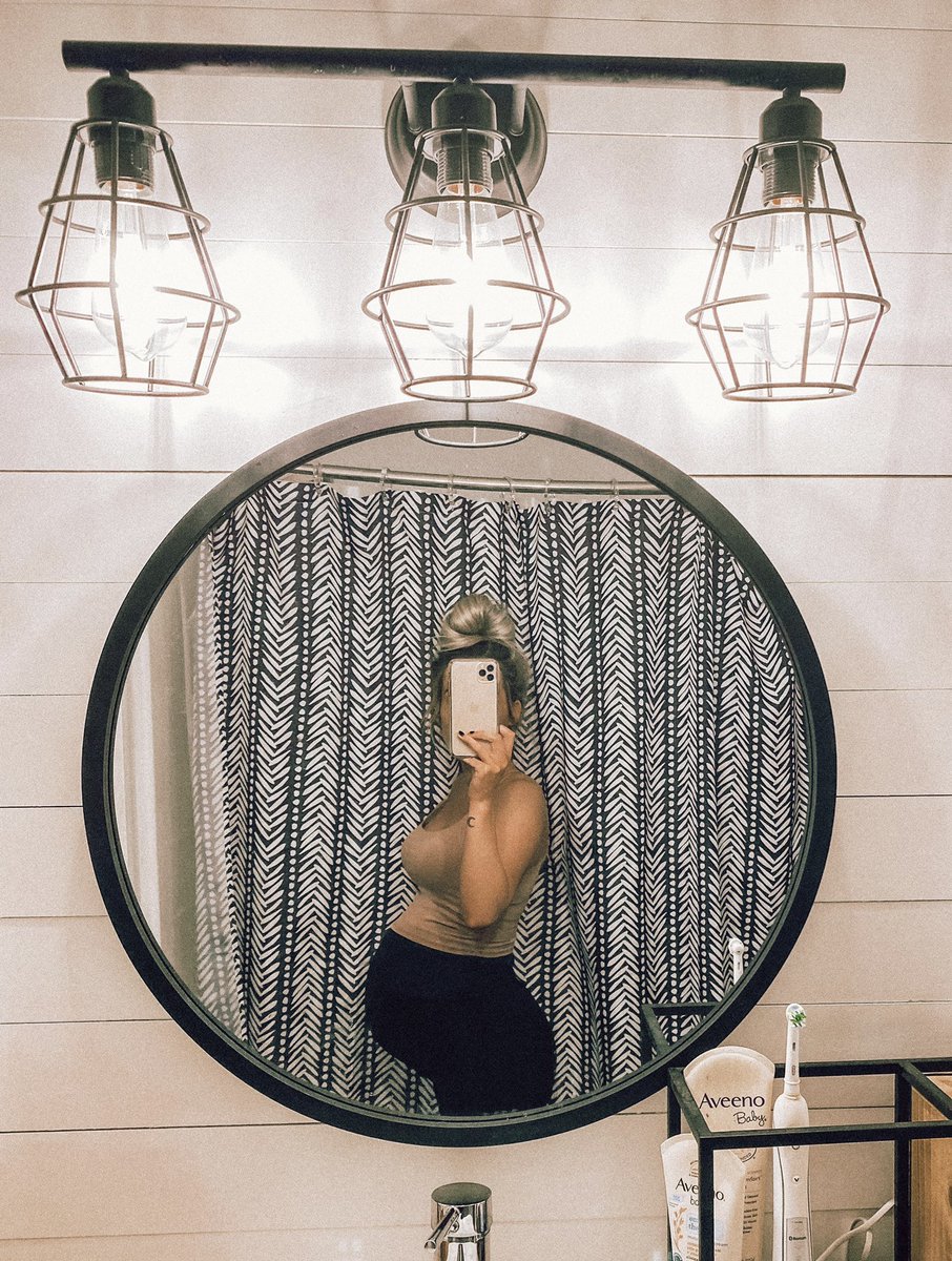 32 weeks | Aspen is the size of a cantaloupe + I am the size of a bus https://t.co/biKIlrTy5r